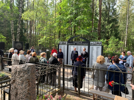Сегодня в п. Песочный на братском захоронении состоялся митинг, посвященный Дню памяти жертв блокады Ленинграда