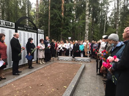 Сегодня у братской могилы блокадников-жителей п. Песочный состоялось мероприятие, посвященное 80-летию начала блокады Ленинграда